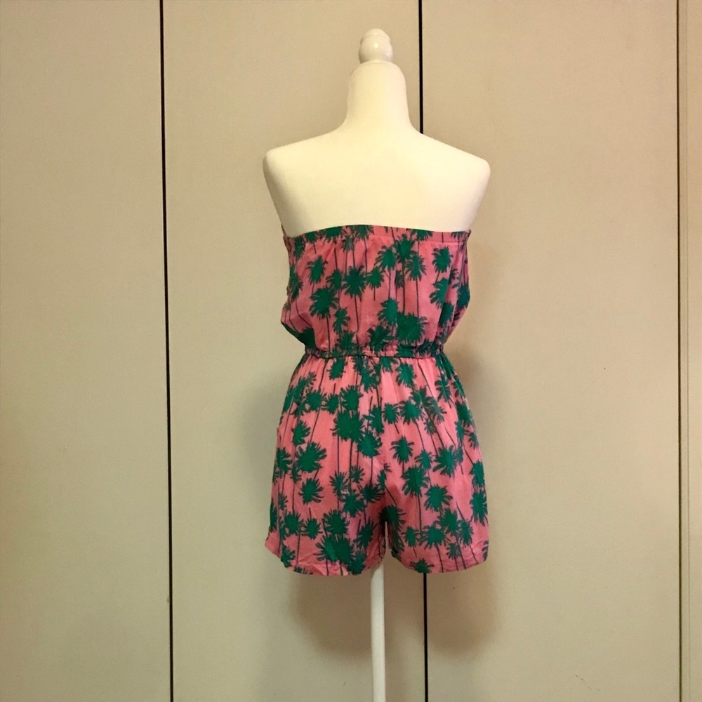 Strapless pink romper with palm tree print - Picture 2 of 7